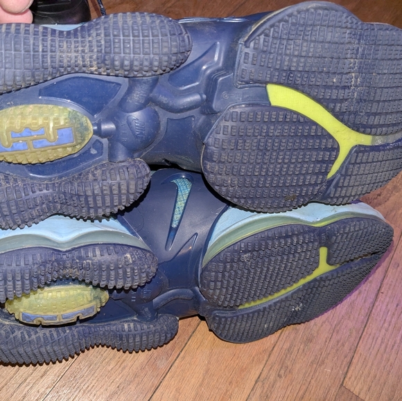 Nike LeBron Fast Food Basketball shoes - Picture 5 of 5